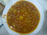 Bramborovy gulas s uzeninou, chleb